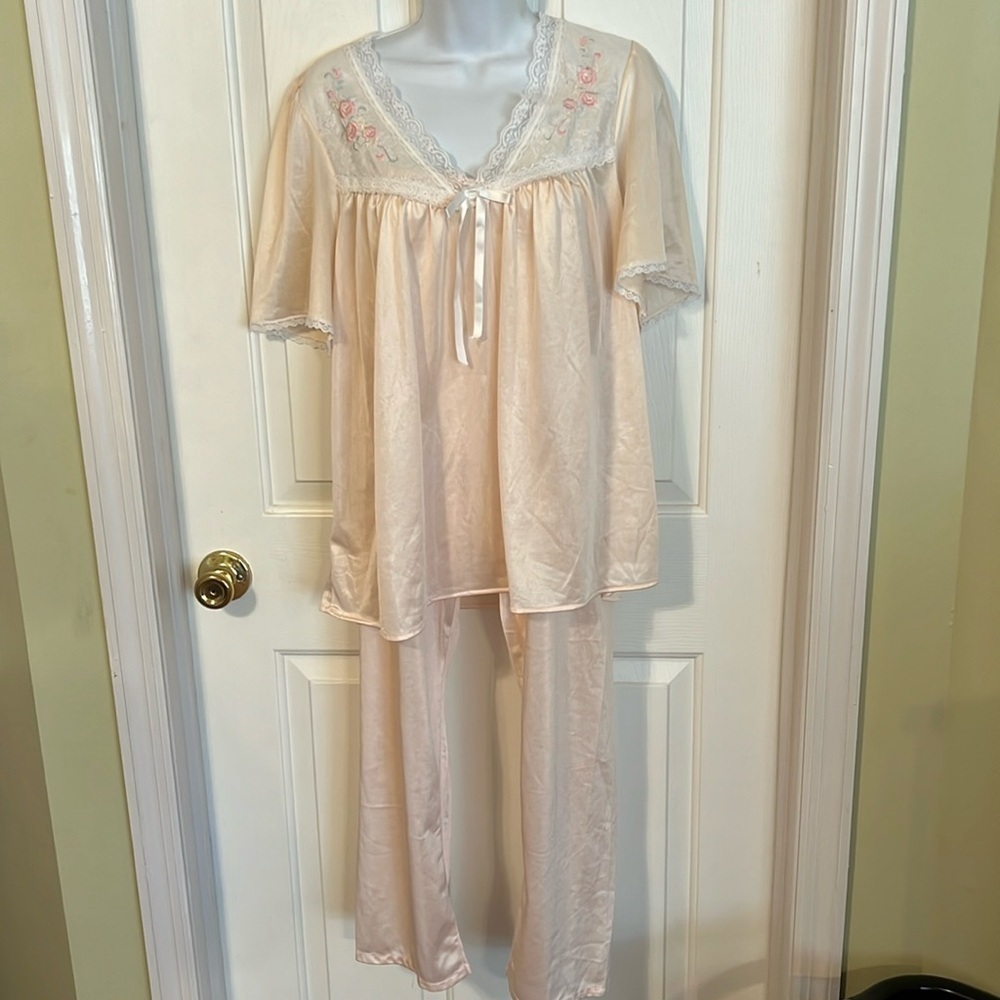 Feather bed nylon pajama set.Size Medium.Top and bottom.Preowned. Good condition